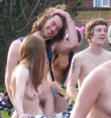 Naked cyclist za