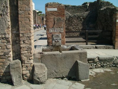 e1 Pompeii fountain.jpg