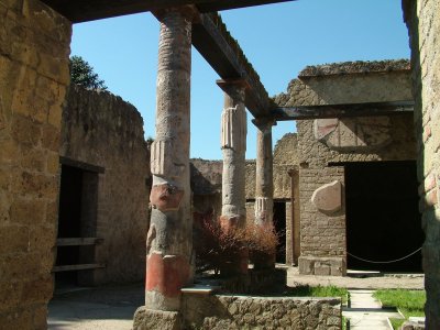 i2 Herculaneum columns.jpg